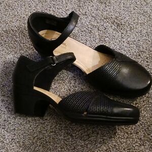 Clarks Emily Rae black leather shoes size 8.5 Wide